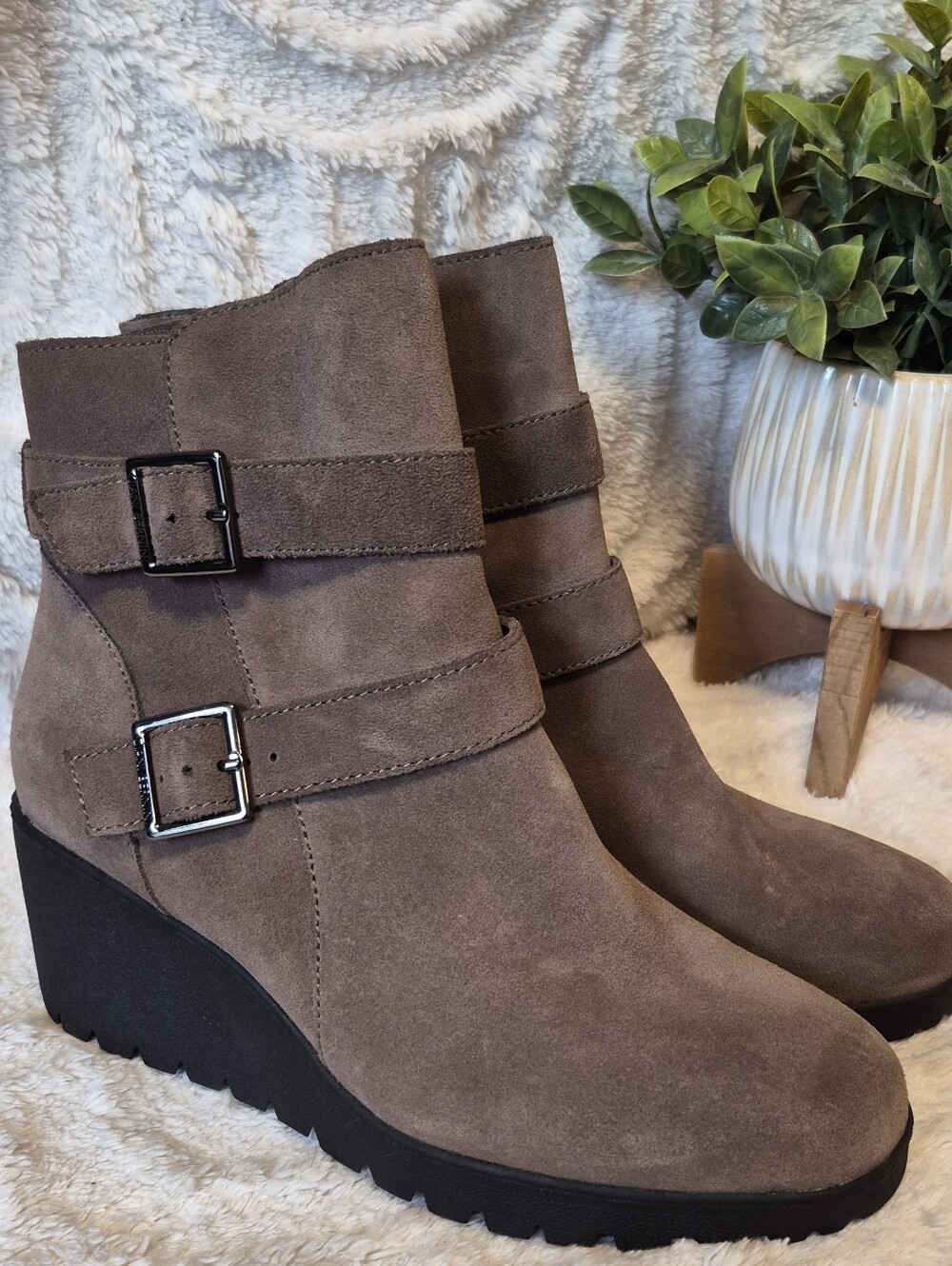 NEW Giani Bernini Sashaa Boots Taupe Suede Wedge Heel Water-Resistant Sz 8